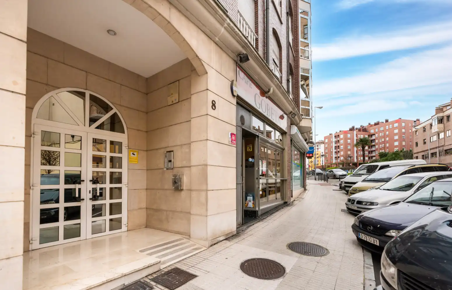 Vista exterior de Piso en venta en Oviedo  con Calefacción, Parquet y Trastero