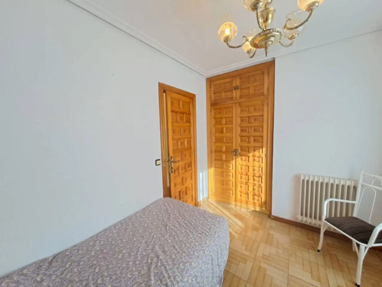 Dormitori de Casa adosada en venda en Burgos amb Calefacció i Jardí privat