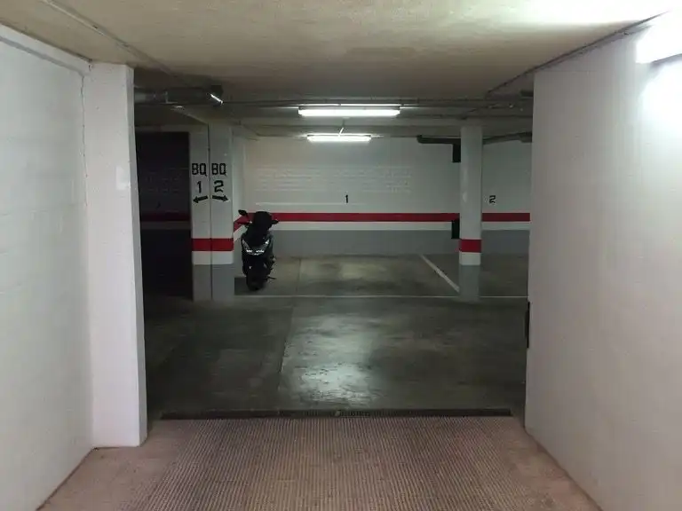Parkplatz von Garage zur Miete in Rota mit Alarm