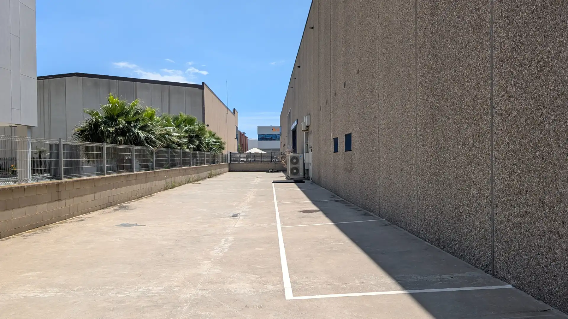 Vista exterior de Nau industrial de lloguer en L'Hospitalet de Llobregat amb Calefacció