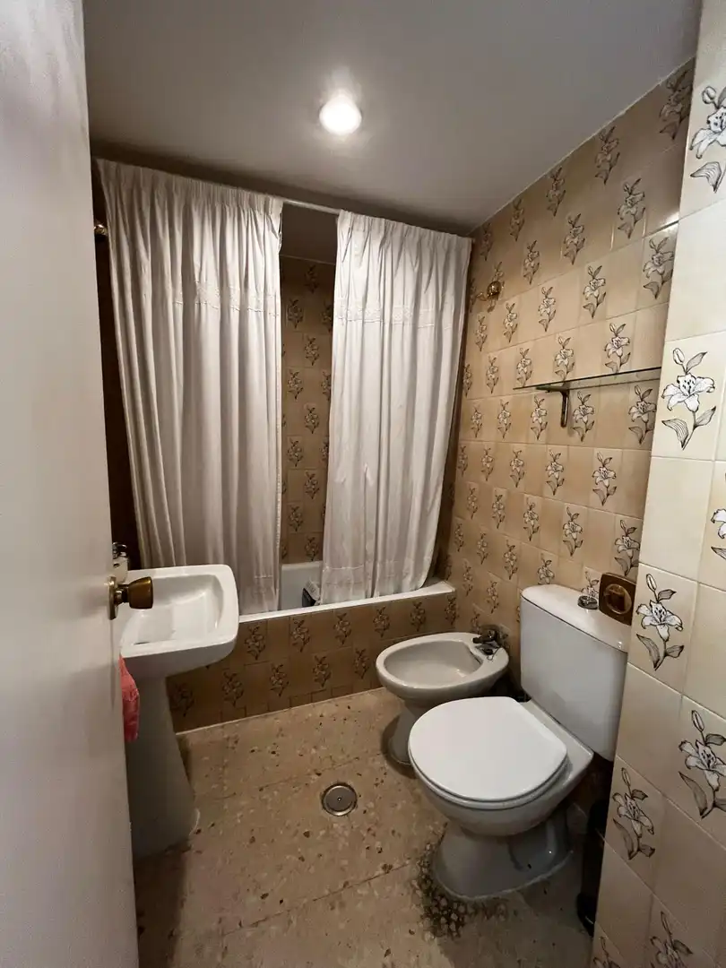 Bathroom of Flat for sale in Sevilla  with Air Conditioner, Heating and Storage room