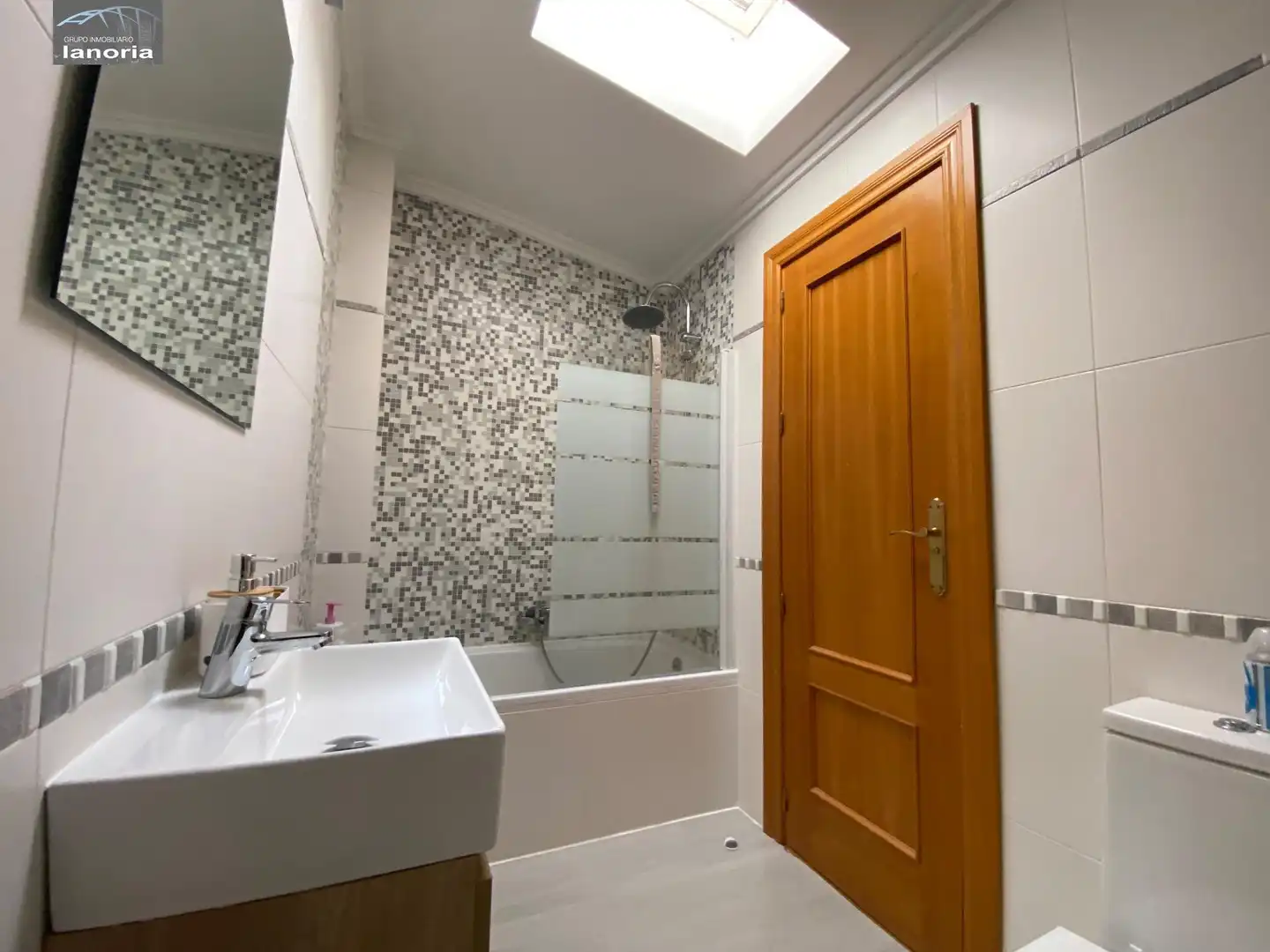 Baño de Ático en venta en Albacete con Calefacción, Terraza y Amueblado