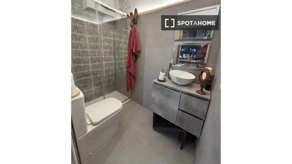 Badezimmer von Wohnung zur Miete in Madrid mit Klimaanlage, Heizung und Möbliert