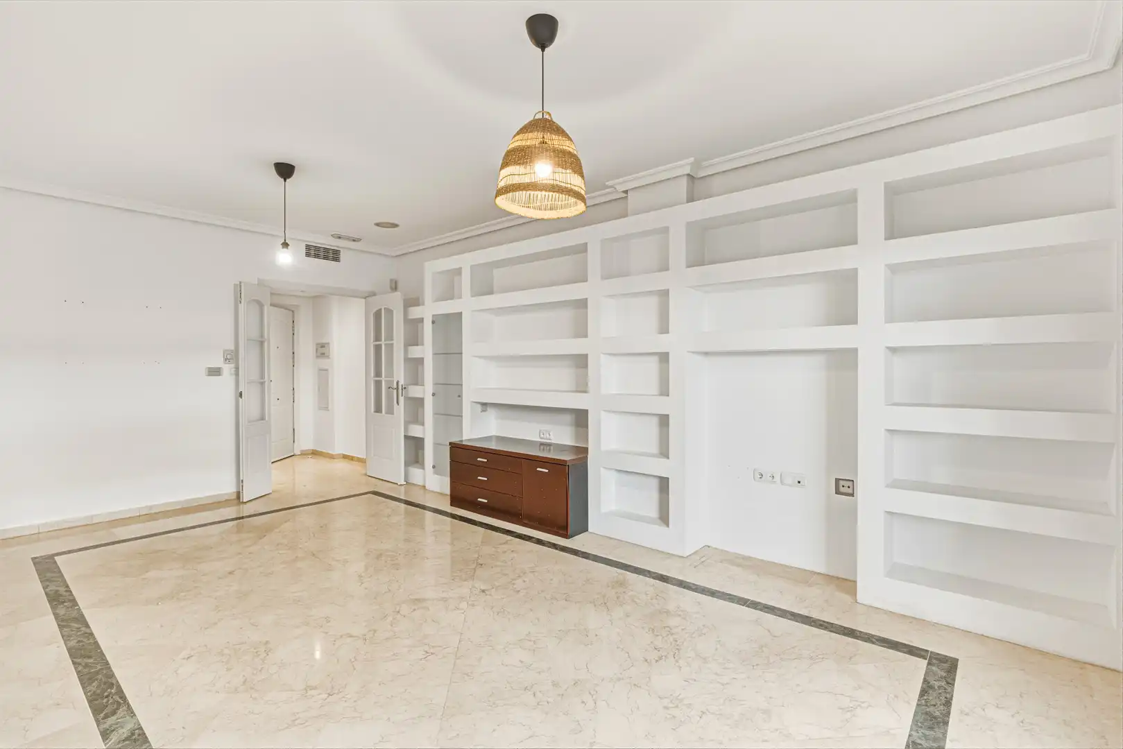 Sala d'estar de Planta baixa en venda en Marbella amb Aire condicionat, Terrassa i Piscina