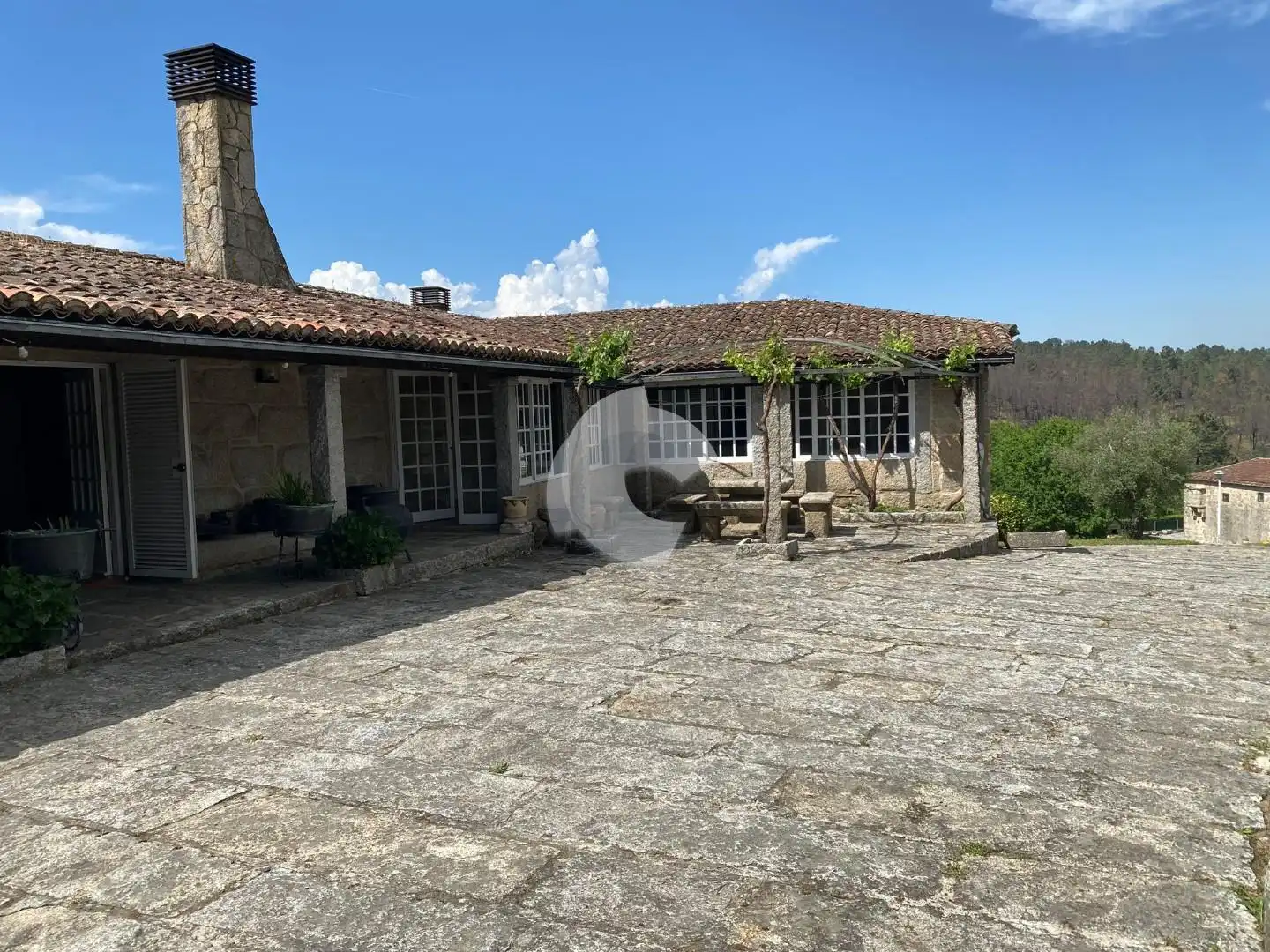 Vista exterior de Casa o xalet en venda en San Cibrao das Viñas amb Calefacció, Jardí privat i Parquet