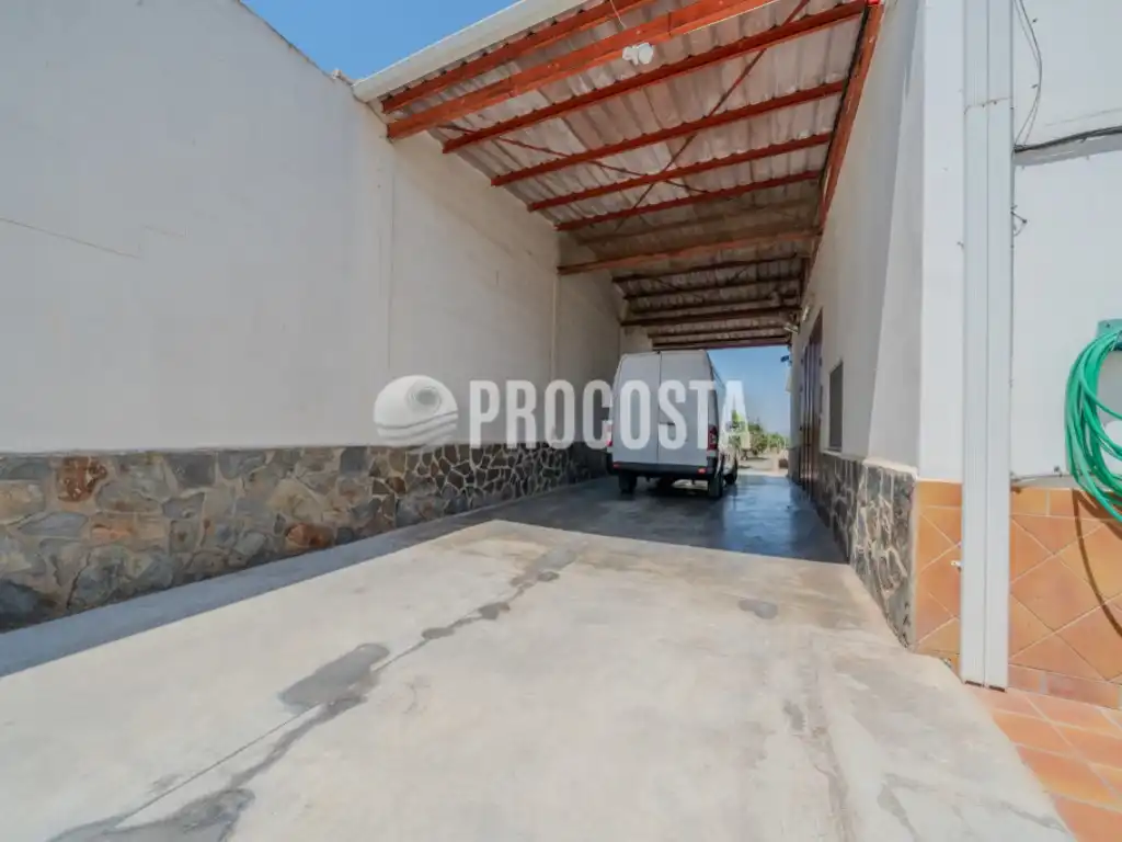 Aparcament de Casa o xalet en venda en Fuente Vaqueros amb Aire condicionat, Jardí privat i Terrassa