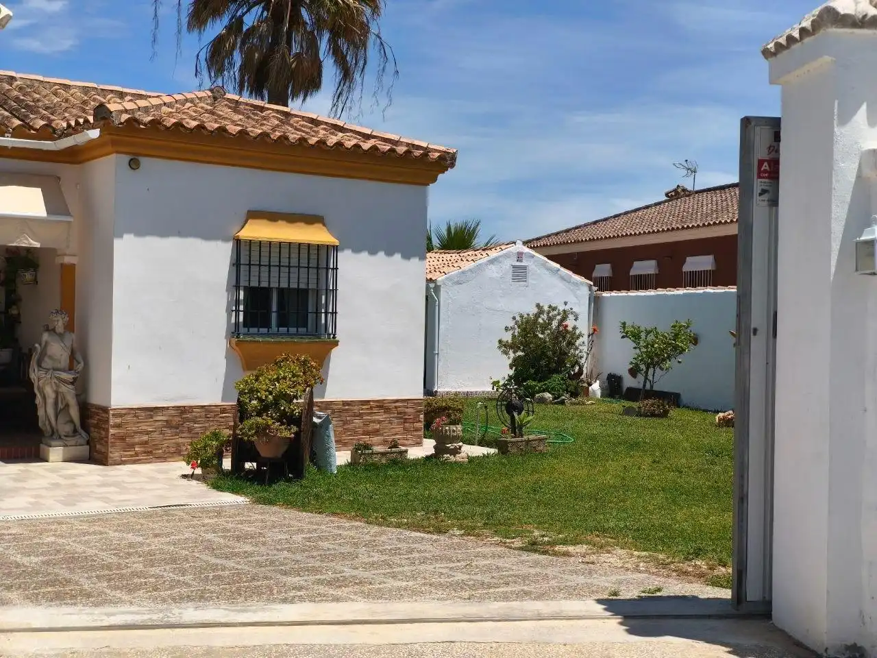 Vista exterior de Casa o chalet en venta en Chiclana de la Frontera con Jardín privado, Trastero y Piscina