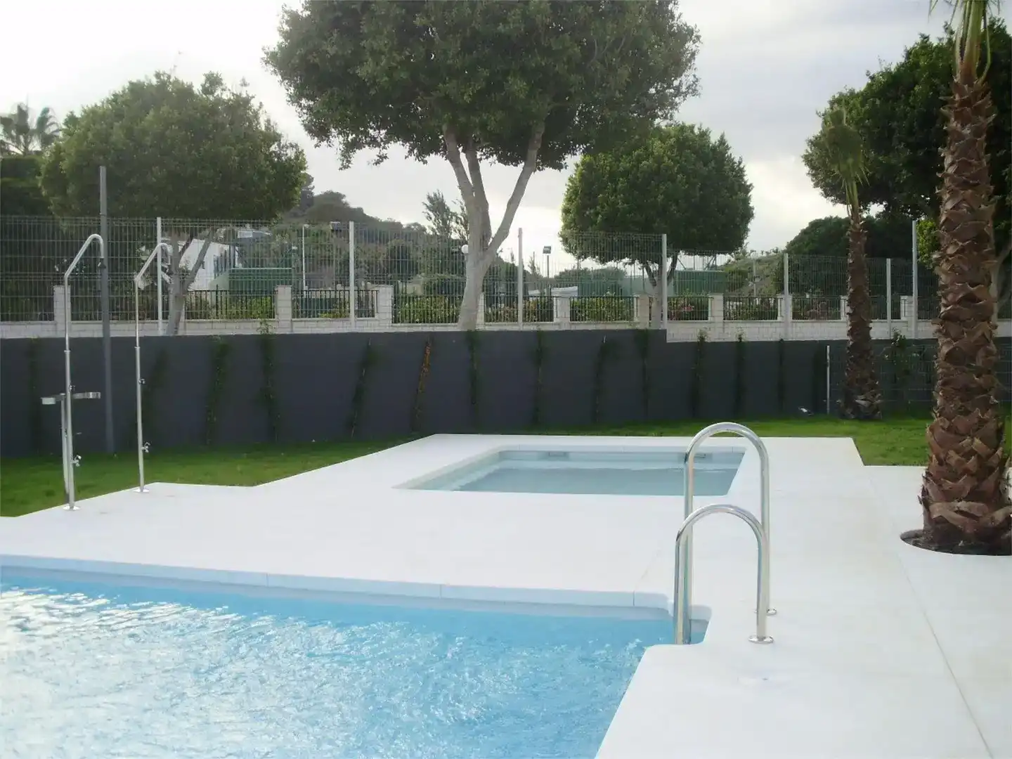 Piscina de Pis en venda en Fuengirola amb Aire condicionat, Jardí privat i Parquet