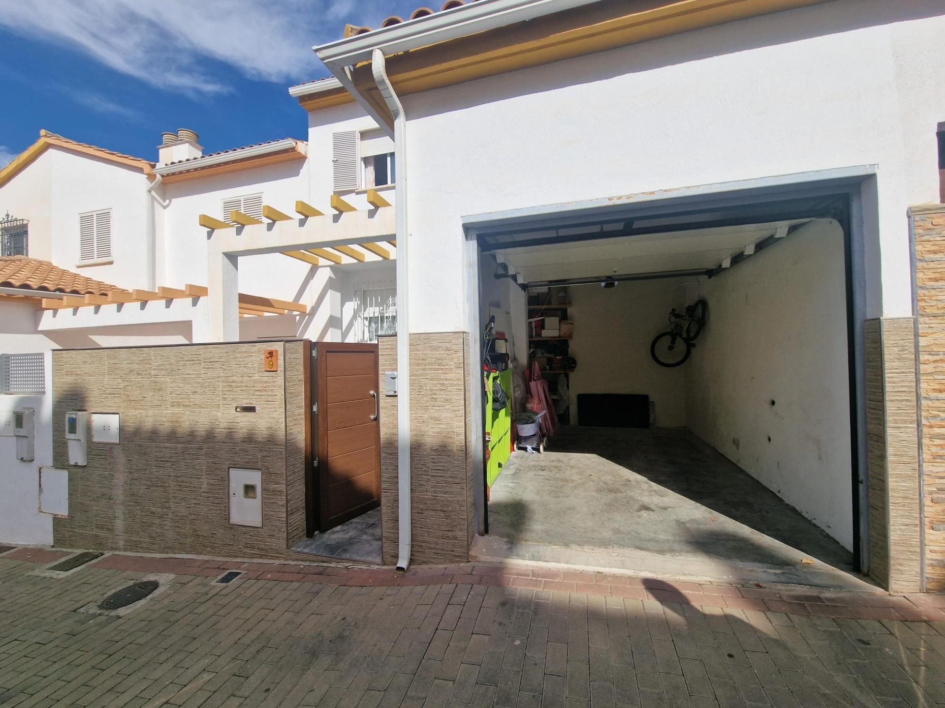 Parking de Casa adosada en venta en  Granada Capital con Aire acondicionado, Calefacción y Jardín privado