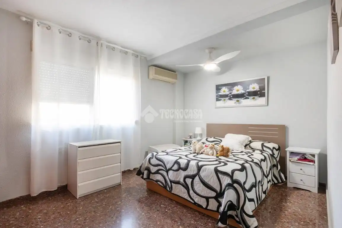 Bedroom of Houses for sale in Valencia  with Air Conditioner, Terrace and Balcony