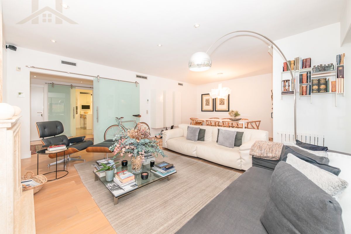 Living room of Flat for sale in Pozuelo de Alarcón  with Air Conditioner, Heating and Terrace