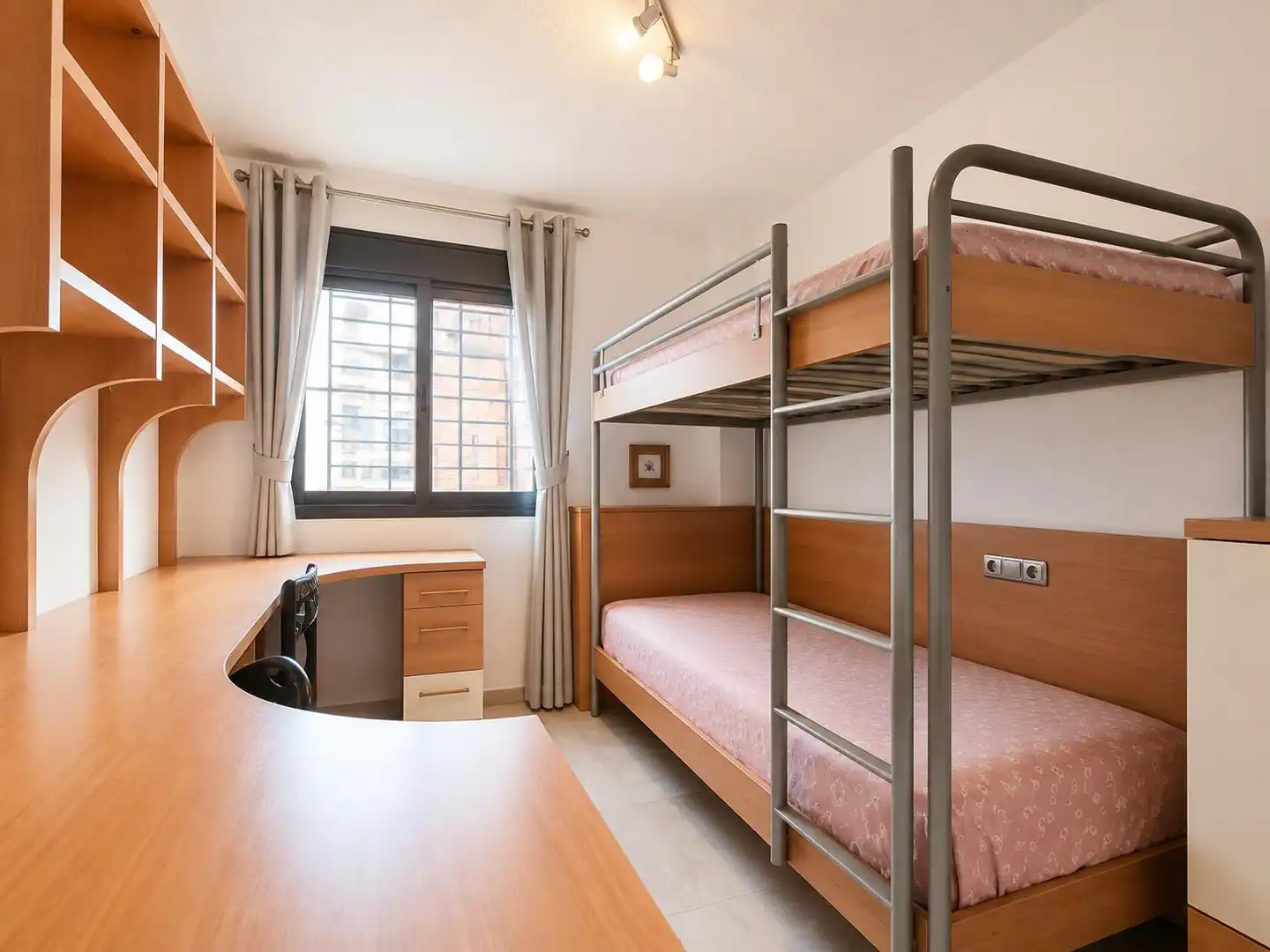 Habitación de Ático de alquiler en Málaga con Jardín privado, Terraza y Amueblado