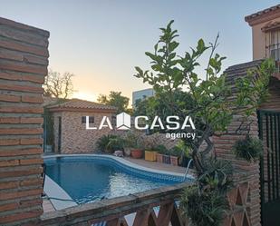 Vista exterior de Casa o xalet en venda en Algeciras amb Terrassa i Balcó