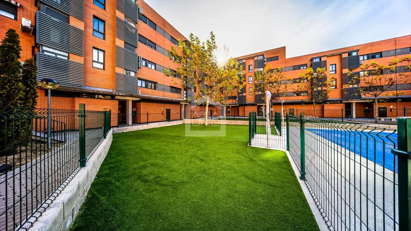 Vista exterior de Pis de lloguer en Alcorcón amb Aire condicionat, Calefacció i Piscina comunitària