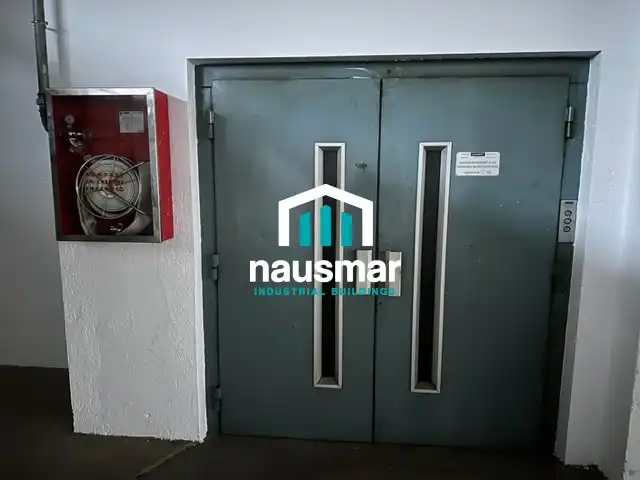 Nave industrial con ascensor en venta en Rocafonda, imagen 2