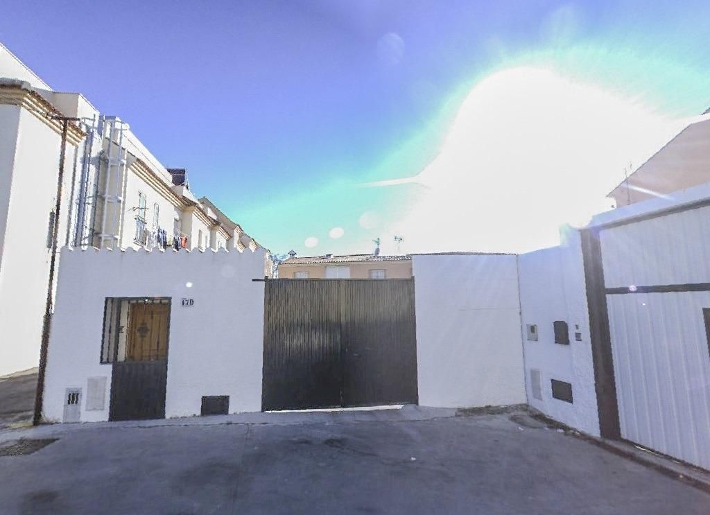 Exterior view of Single-family semi-detached for sale in Algeciras  with Private garden and Community pool
