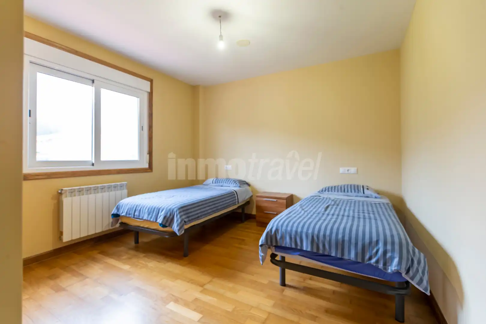 Schlafzimmer von Haus oder Chalet zum Verkauf in Sanxenxo mit Heizung, Privatgarten und Parkett