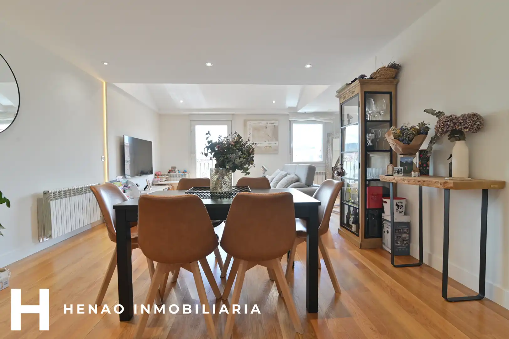 Living room of Flat for sale in Bilbao   with Heating, Parquet flooring and Furnished