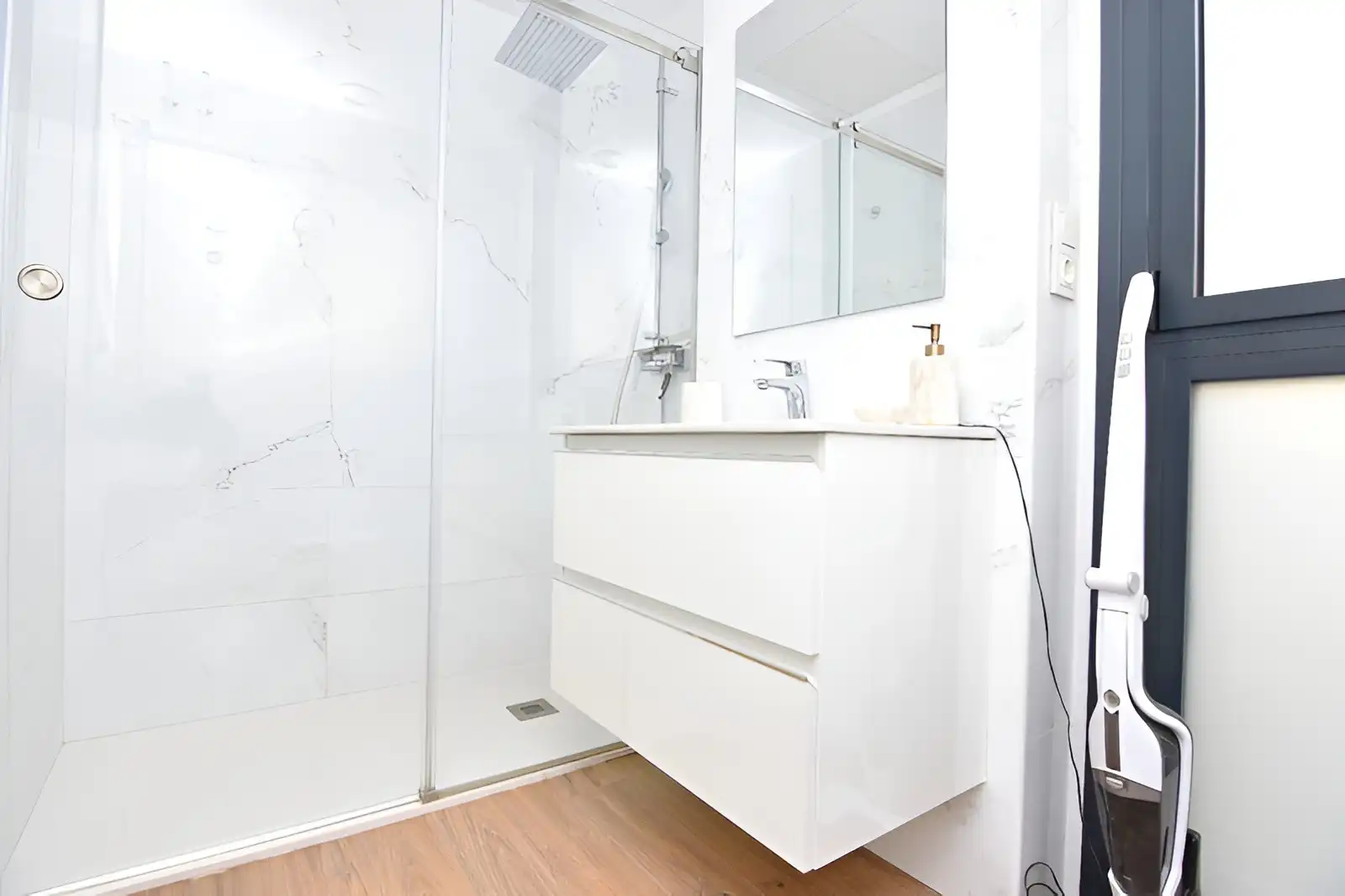 Bathroom of Ground floor for sale in Torremolinos  with Air Conditioner, Terrace and Swimming Pool