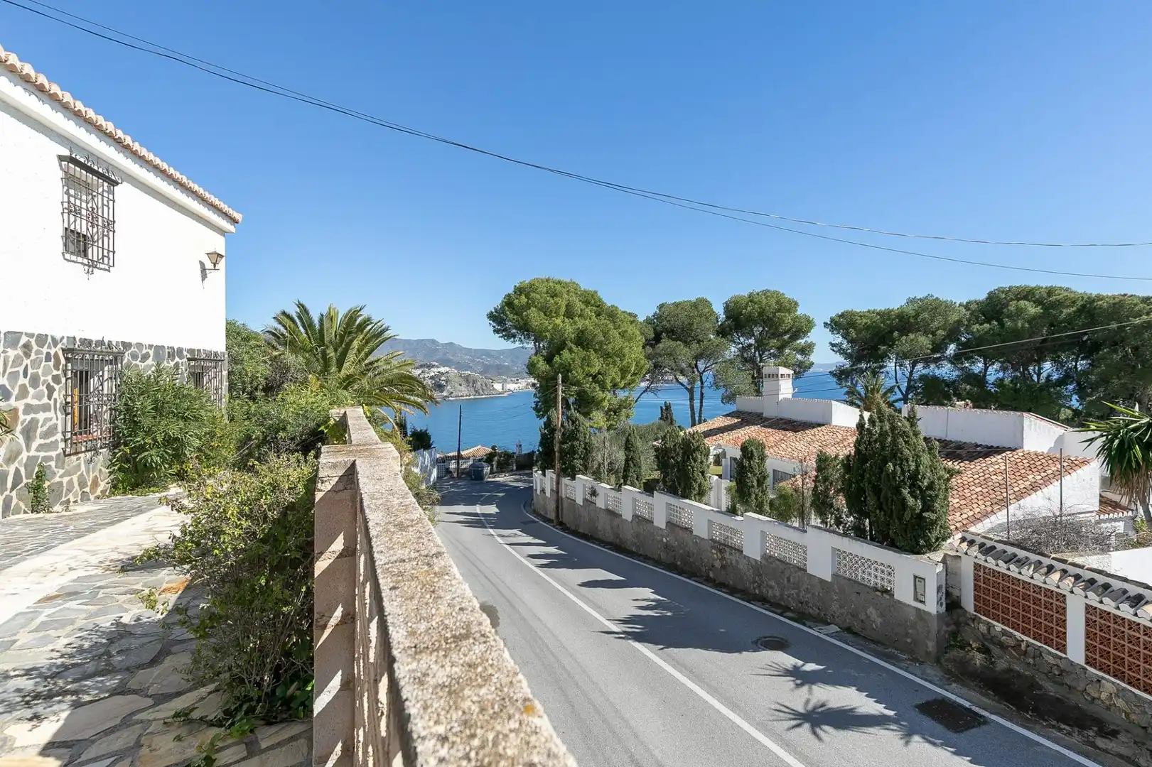 Vista exterior de Casa o xalet en venda en Almuñécar amb Aire condicionat, Jardí privat i Terrassa