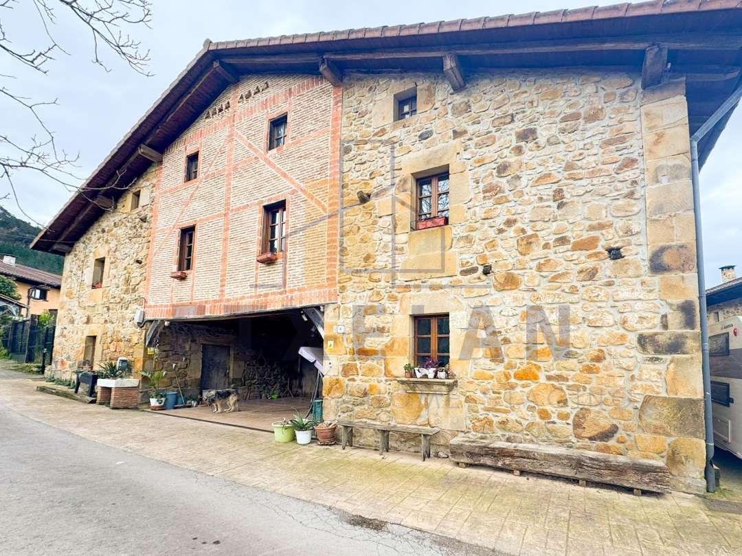 Vista exterior de Finca rústica en venda en Elorrio amb Aire condicionat, Calefacció i Jardí privat