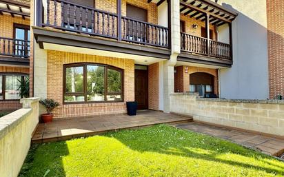 Terrassa de Casa adosada en venda en Castañeda amb Balcó