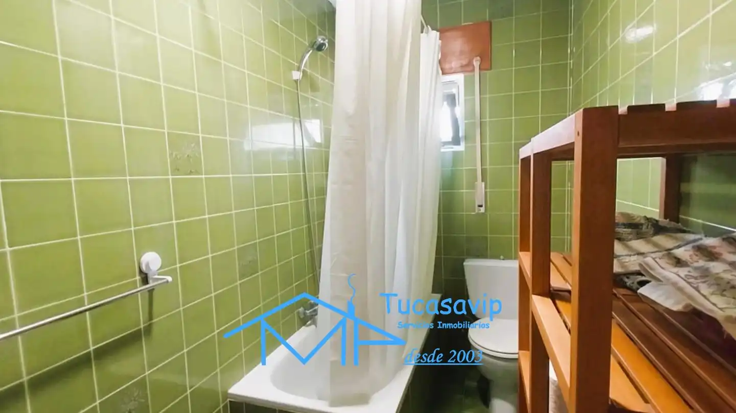 Baño de Piso en venta en La Adrada  con Calefacción, Jardín privado y Terraza