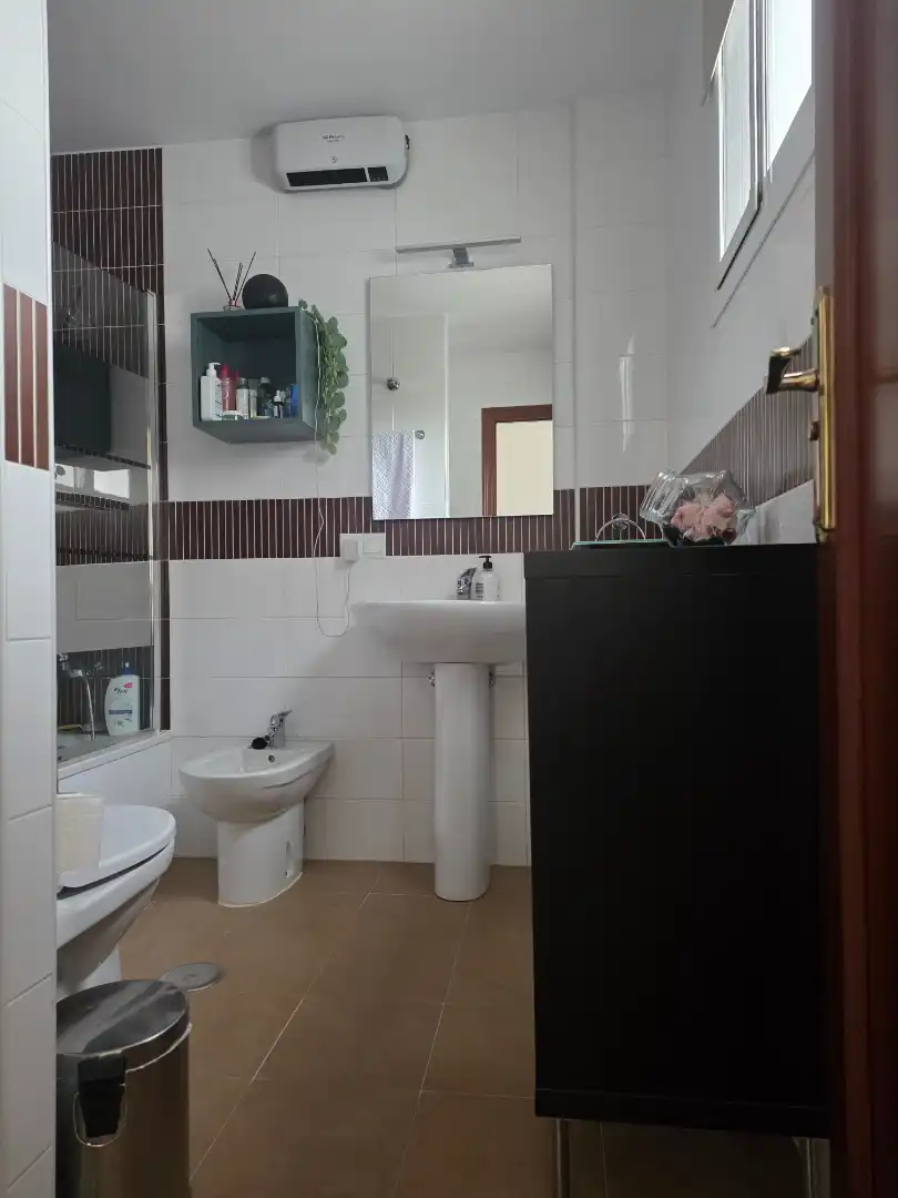 Baño de Casa adosada en venta en Utrera con Aire acondicionado, Jardín privado y Terraza