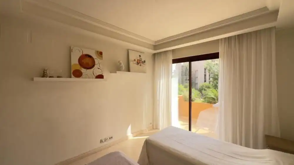 Dormitori de Apartament de lloguer en Estepona amb Aire condicionat, Terrassa i Piscina