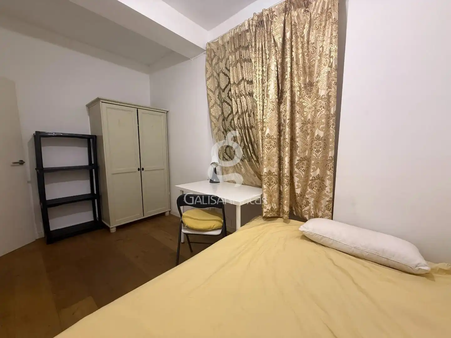 Flat with lift to rent in N/A