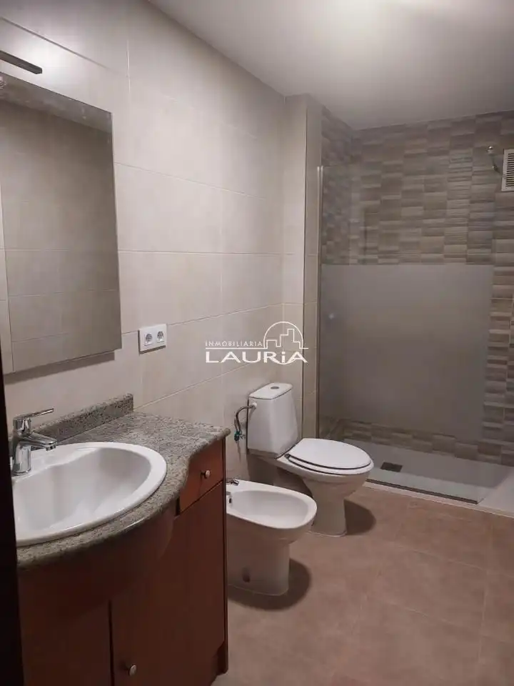 Bathroom of Flat for rent in Valencia  with Air Conditioner, Heating and Furnished