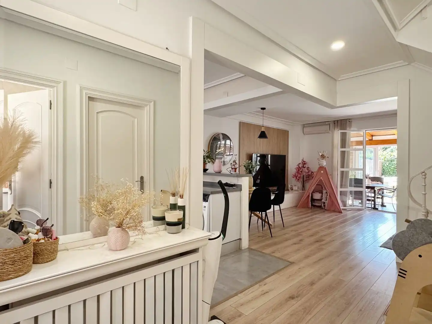 Sala d'estar de Casa adosada en venda en Lardero amb Aire condicionat, Calefacció i Jardí privat