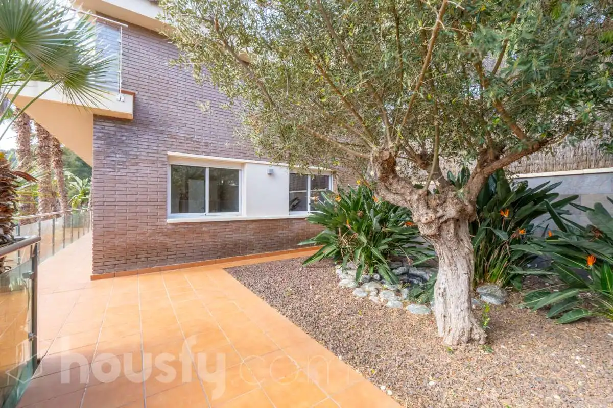 Vista exterior de Casa o xalet en venda en Cubelles amb Aire condicionat, Calefacció i Jardí privat