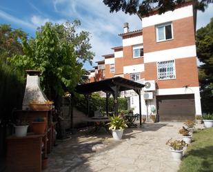 Exterior view of Single-family semi-detached for sale in Castelldefels  with Air Conditioner and Balcony