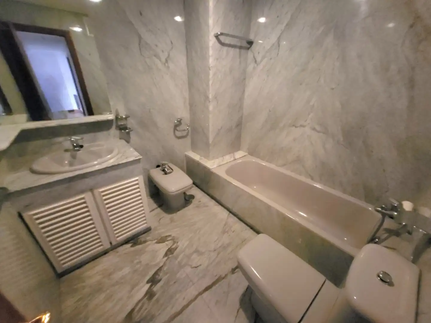 Badezimmer von Wohnung zur Miete in Cáceres mit Klimaanlage, Heizung und Parkett