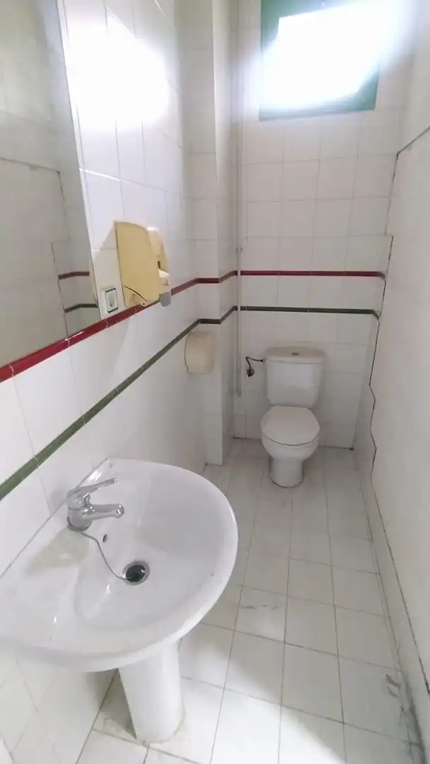 Badezimmer von Geschaftsraum zur Miete in Málaga mit Klimaanlage