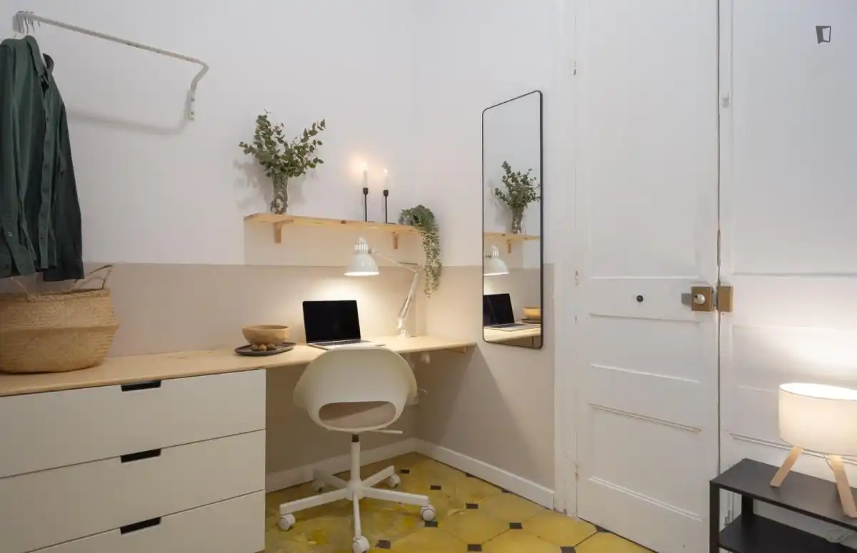 Dormitori de Apartament per a compartir en Barcelona amb Aire condicionat, Calefacció i Moblat