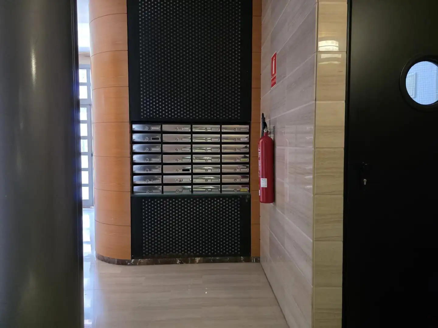 Wohnung zum Verkauf in Valencia mit Klimaanlage, Privatgarten und Terrasse