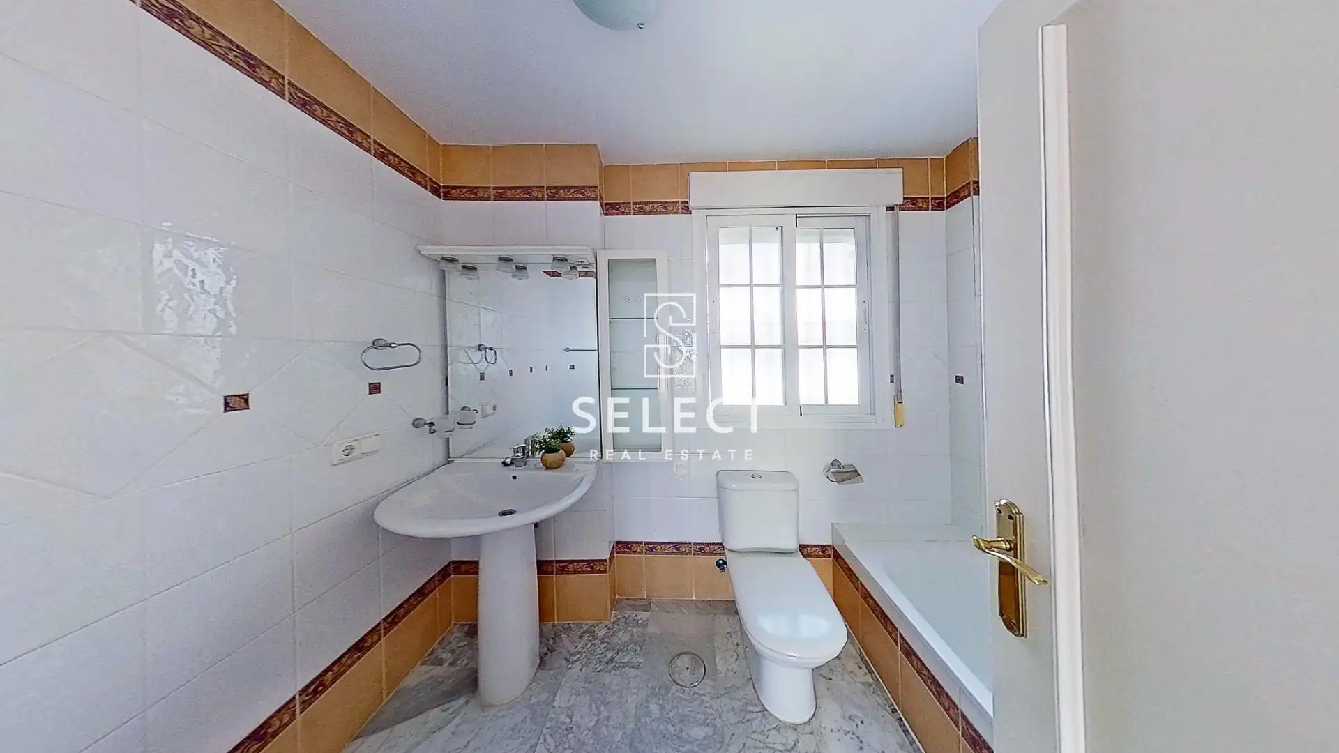 Baño de Casa adosada en venta en Almuñécar con Aire acondicionado, Calefacción y Terraza