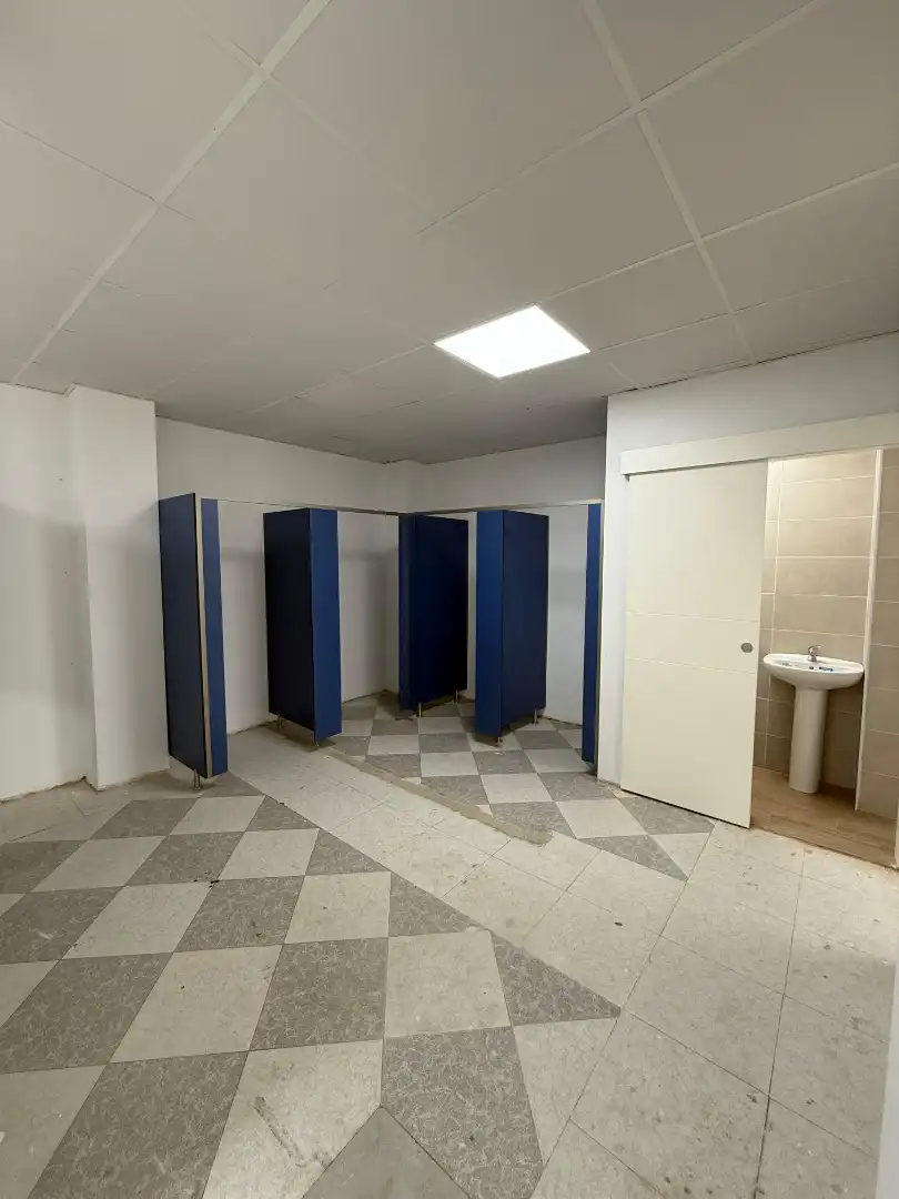 Baño de Local de alquiler en Sevilla con Aire acondicionado