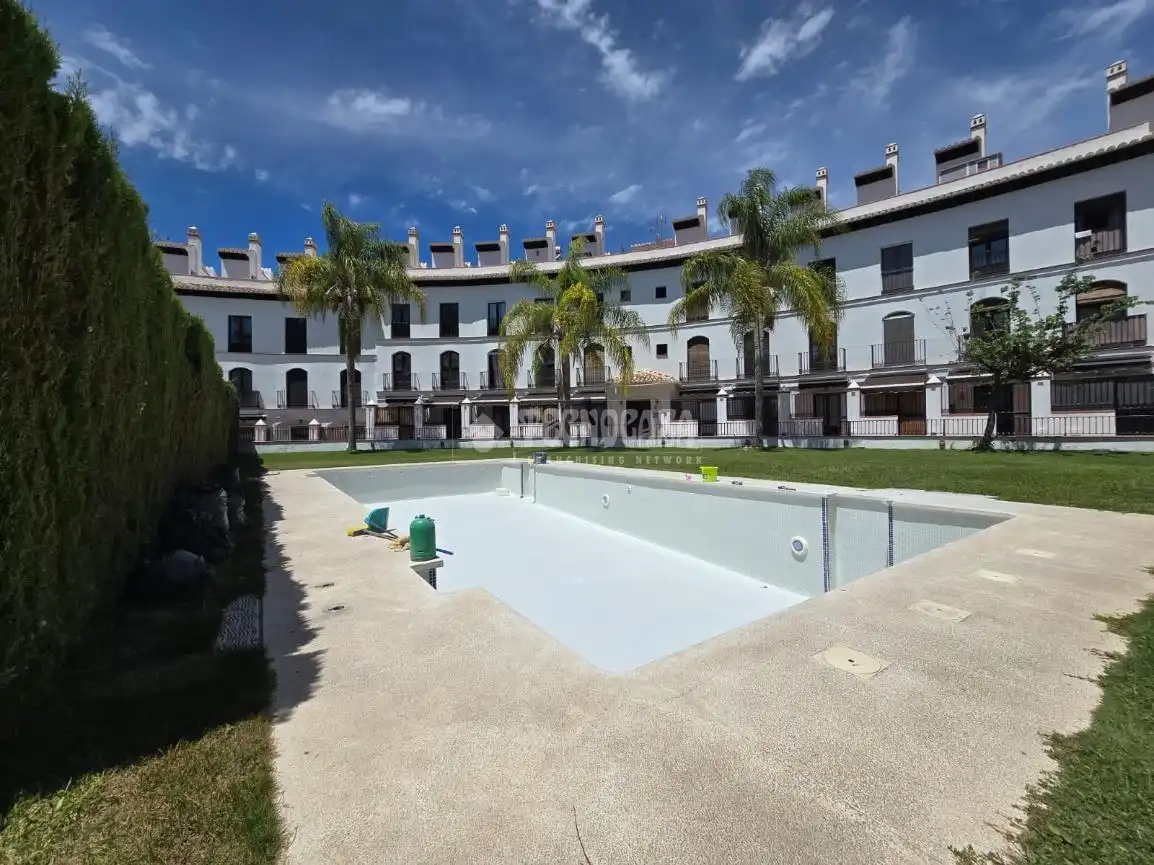 Vista exterior de Piso en venta en Vélez de Benaudalla con Aire acondicionado, Terraza y Piscina comunitaria