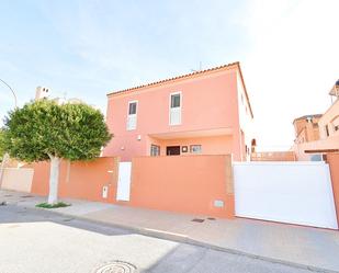 Vista exterior de Casa o xalet en venda en El Ejido amb Aire condicionat, Jardí privat i Terrassa