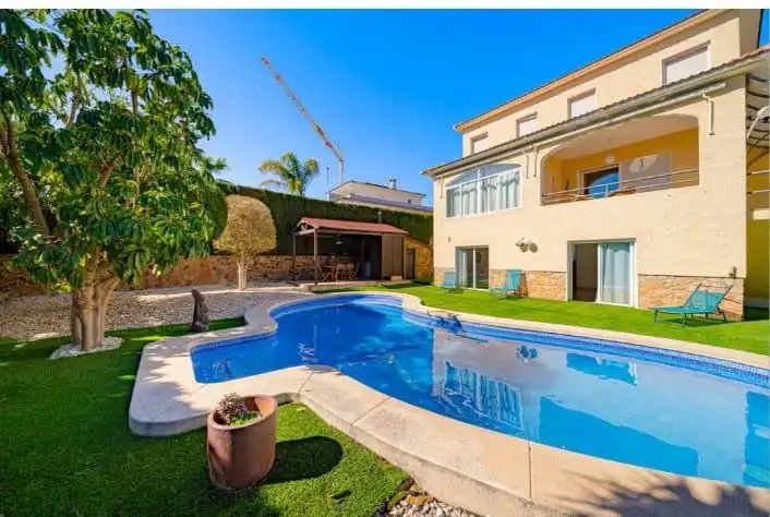 Villa mit Pool zum Verkauf in La Nucia Pueblo