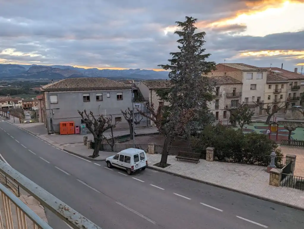 Außenansicht von Wohnung zum Verkauf in Horta de Sant Joan mit Balkon