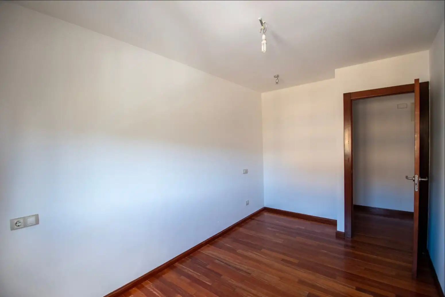 Schlafzimmer von Wohnung zum Verkauf in Avilés mit Heizung, Parkett und Abstellraum