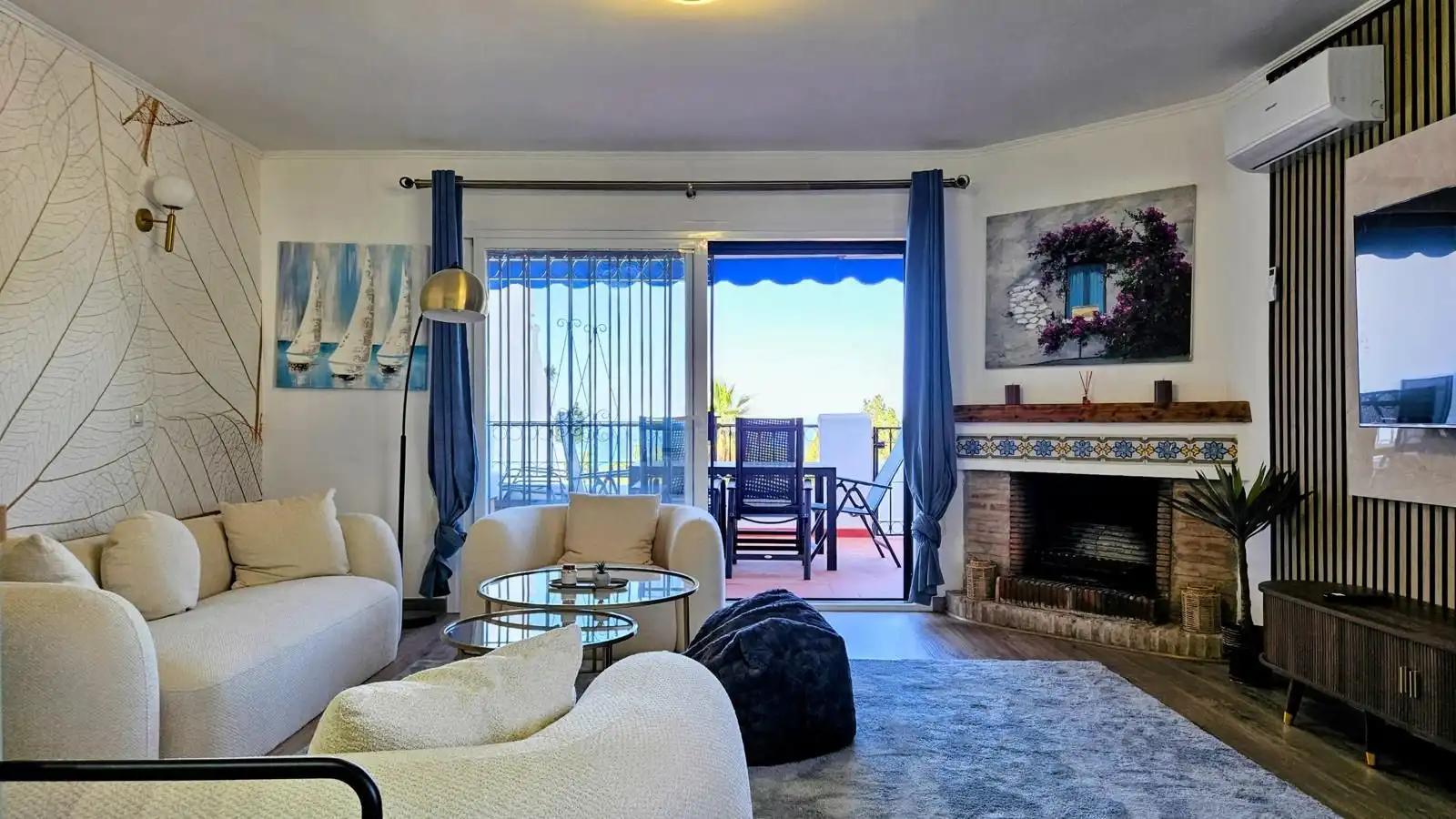 Sala de estar de Casa adosada en venta en Marbella con Aire acondicionado, Calefacción y Jardín privado
