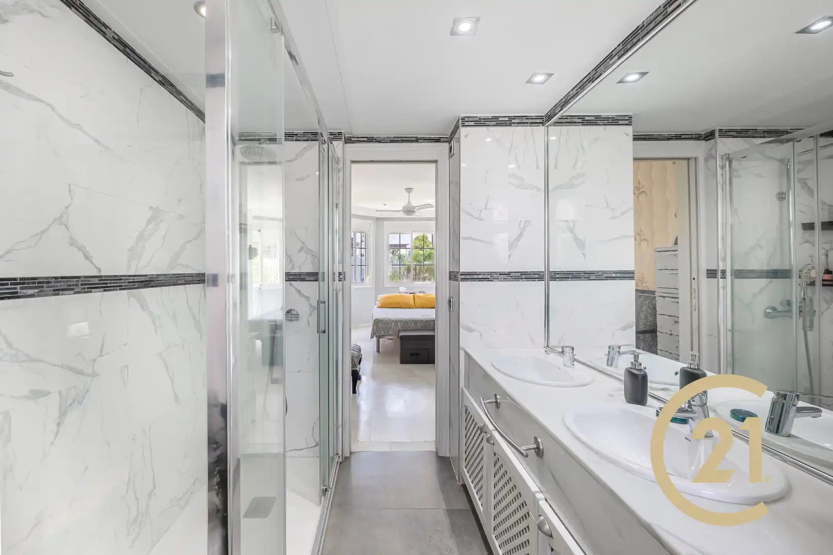 Baño de Casa adosada en venta en Marbella con Aire acondicionado, Terraza y Piscina comunitaria