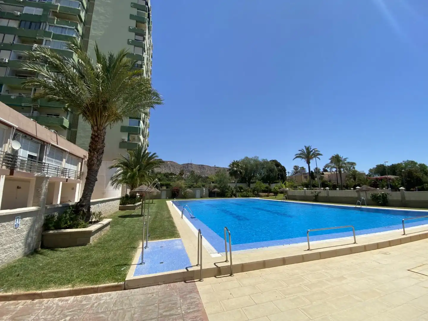 Schwimmbecken von Wohnung zur Miete in Roquetas de Mar mit Klimaanlage und Balkon