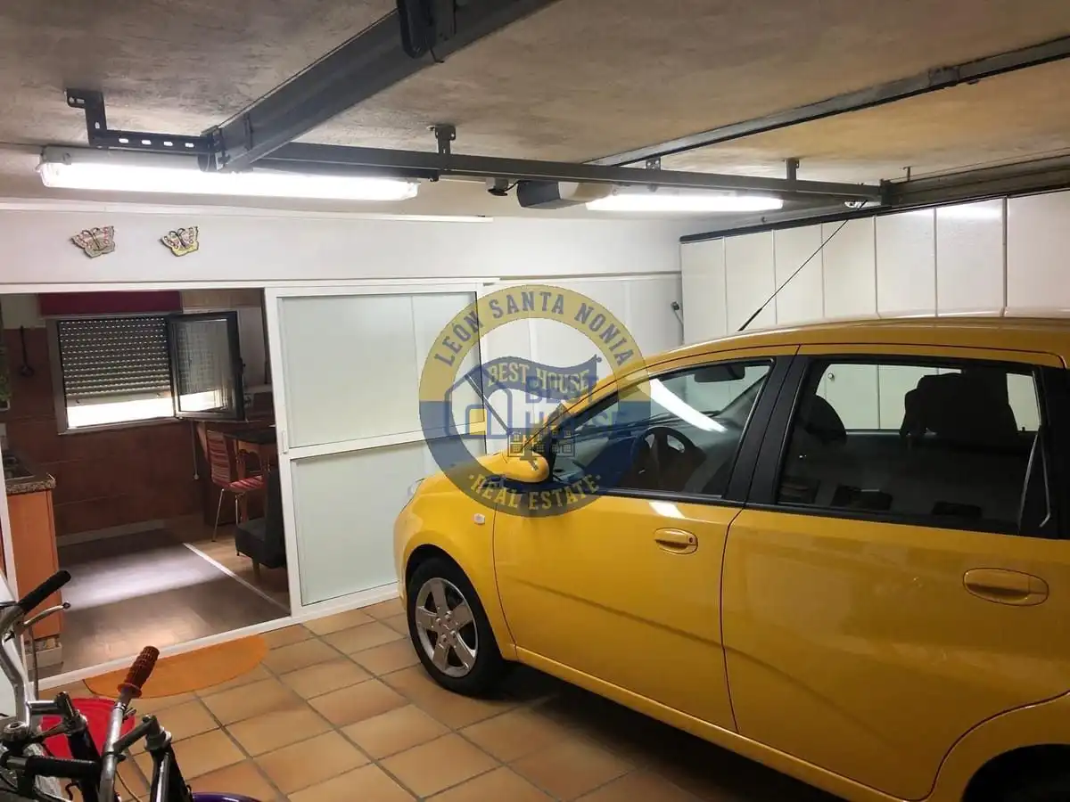 Aparcament de Casa o xalet en venda en León Capital  amb Calefacció, Jardí privat i Parquet