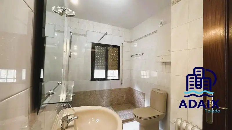 Badezimmer von Haus oder Chalet zum Verkauf in Bargas mit Klimaanlage, Heizung und Terrasse